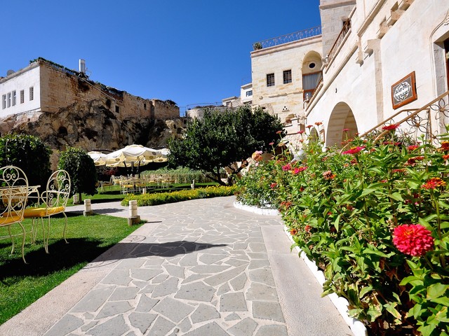 http://Tafoni%20Houses%20Cave%20Hotel