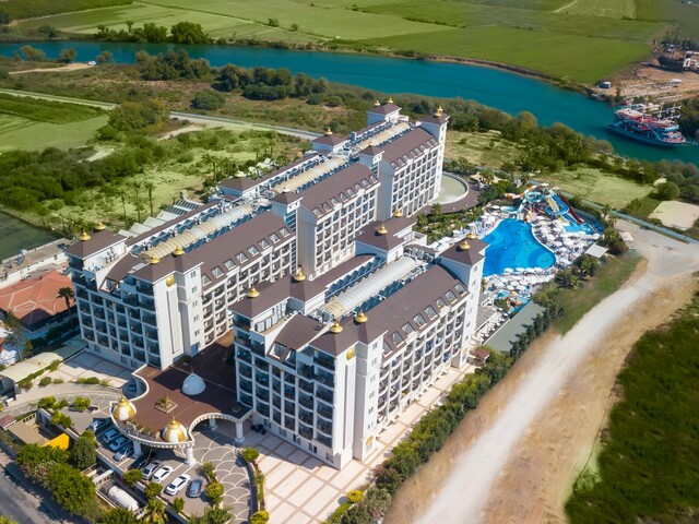 http://LRS%20Lake%20&%20River%20Side%20Hotel%20&%20Spa