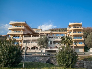 Raymond Kazanegra Apartments