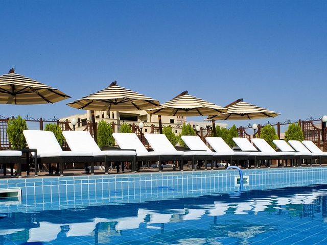 http://Grand%20Hotel%20Yerevan%20(ex.%20Royal%20Tulip%20Grand%20Hotel%20Yerevan)