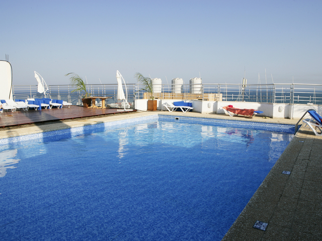 фото отеля Mackenzie Beach Hotel & Apartments изображение №1