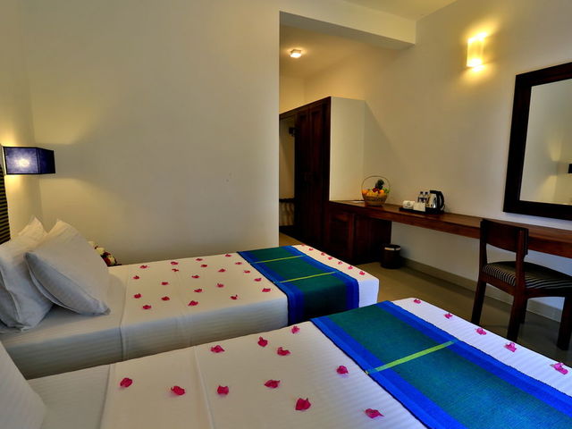 фото отеля The Blue Wave Hotel изображение №13