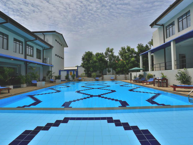 фото отеля The Blue Wave Hotel изображение №1