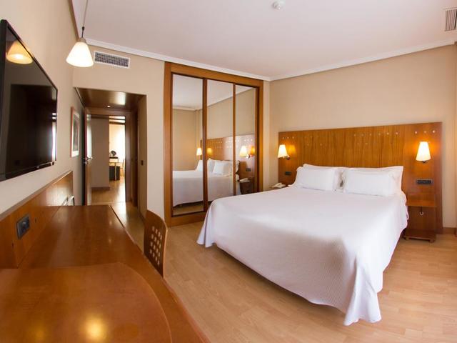 фото отеля NH San Pedro изображение №5