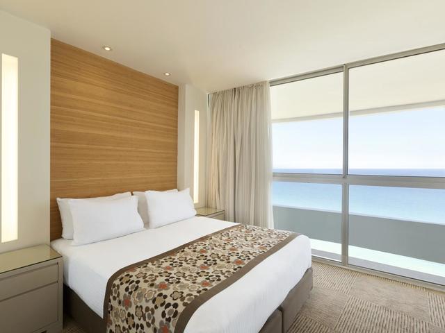 фото Ramada Hotel & Suites изображение №6