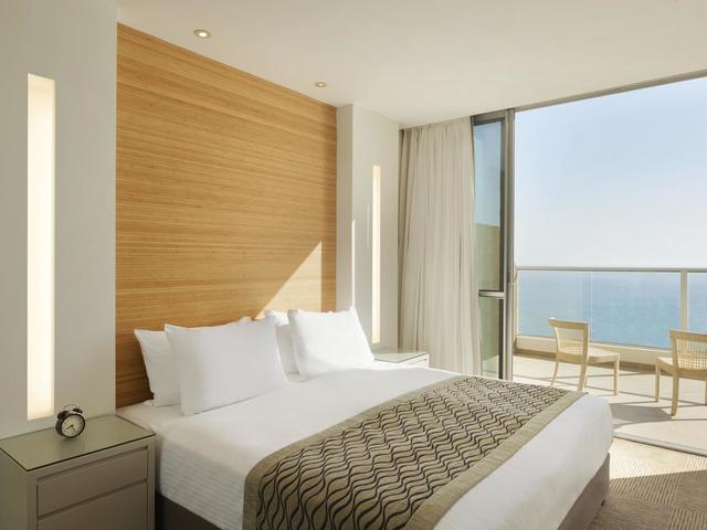 фото Ramada Hotel & Suites изображение №2