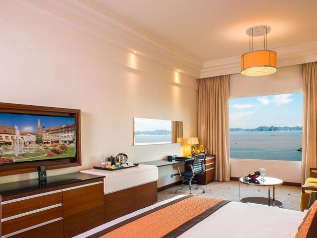 фото Royal International Hotel & Villas (Royal Casino Hotel & Villa Halong Bay) изображение №18