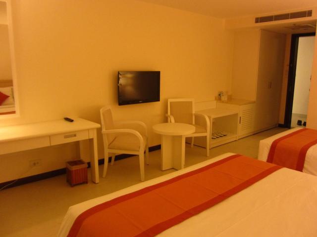 фото Nhi Phi Hotel изображение №30