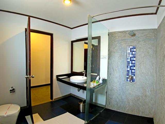 фото отеля Rathna Beach Resort (Ex. Coco Royal Beach Resort) изображение №25