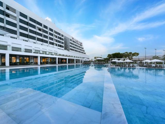 фото отеля Crowne Plaza Muscat By IHG изображение №1