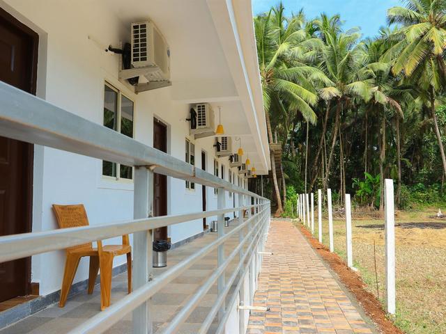 http://Arambol%20Paradise%20Village%20Resort