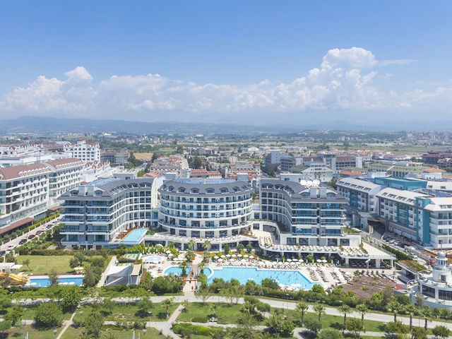 фото отеля Commodore Elite Suites & Spa изображение №1