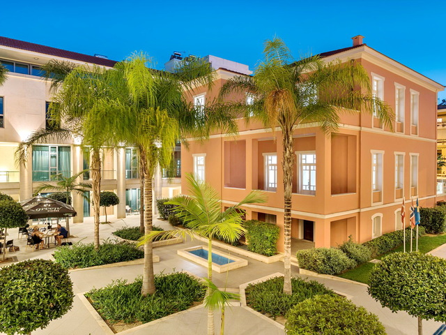 фото отеля Trianon Luxury Apartments and Suites изображение №1
