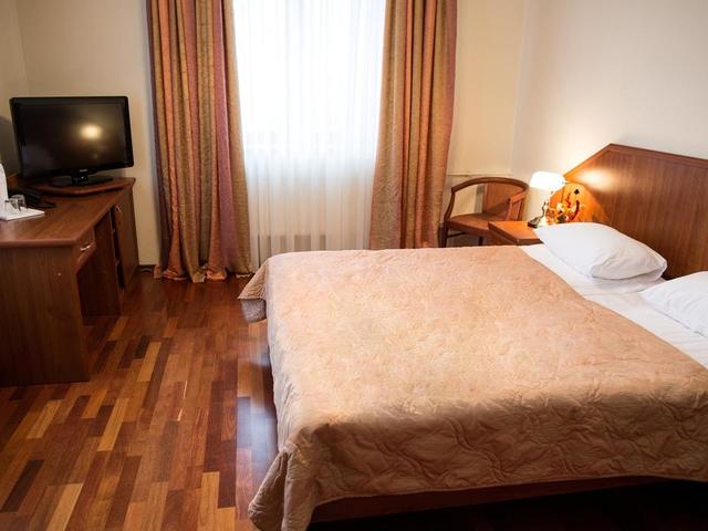 фото 40-й меридиан Яхт-клуб (40-i Meridian yacht club) изображение №2