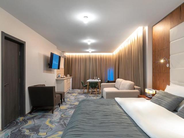 фото отеля V Hotel & Rooftop Lounge (Ви Отель И Руфтоп Лаунж) изображение №33