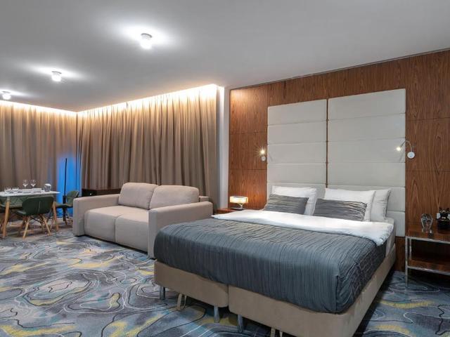 фото V Hotel & Rooftop Lounge (Ви Отель И Руфтоп Лаунж) изображение №22