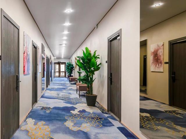 фото отеля V Hotel & Rooftop Lounge (Ви Отель И Руфтоп Лаунж) изображение №21