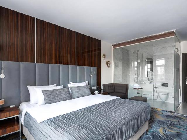 фото V Hotel & Rooftop Lounge (Ви Отель И Руфтоп Лаунж) изображение №10