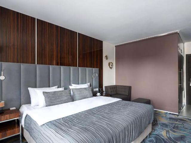 фотографии отеля V Hotel & Rooftop Lounge (Ви Отель И Руфтоп Лаунж) изображение №3