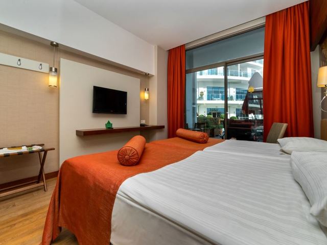 фото отеля Commodore Elite Suites & Spa изображение №69