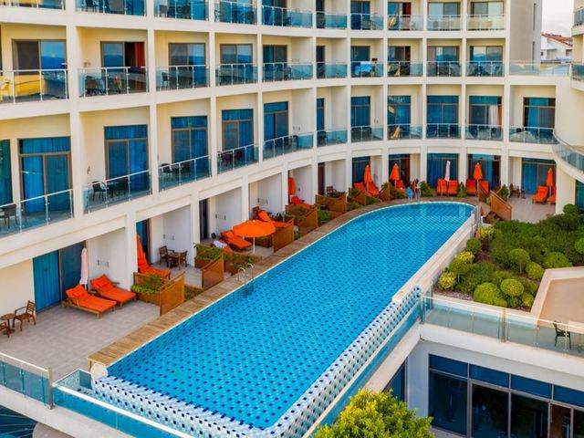 фото отеля Commodore Elite Suites & Spa изображение №65