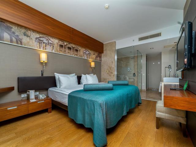 фото отеля Commodore Elite Suites & Spa изображение №41