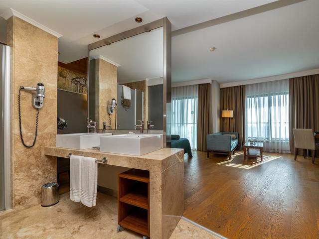фотографии отеля Commodore Elite Suites & Spa изображение №39