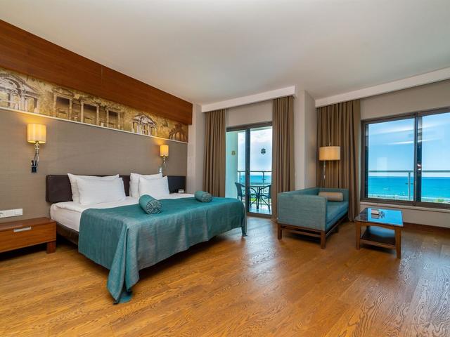фото отеля Commodore Elite Suites & Spa изображение №37