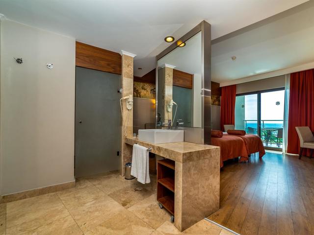 фотографии отеля Commodore Elite Suites & Spa изображение №35