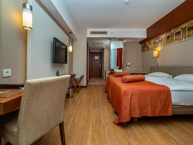 фотографии отеля Commodore Elite Suites & Spa изображение №31