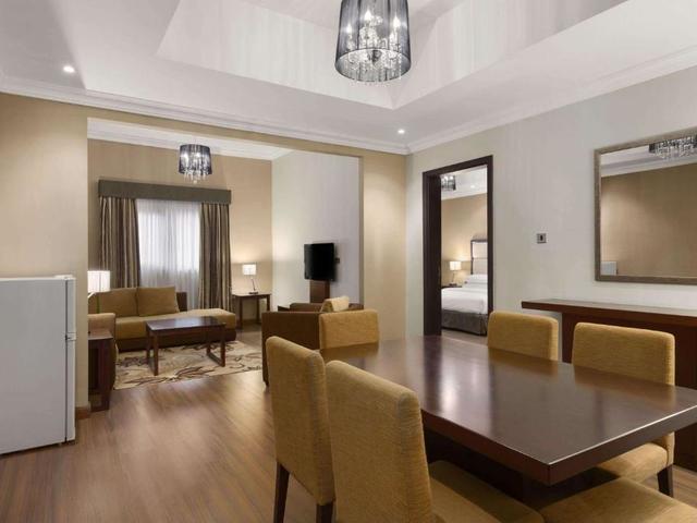 фотографии отеля Ramada Hotel & Suites by Wyndham Ajman изображение №19