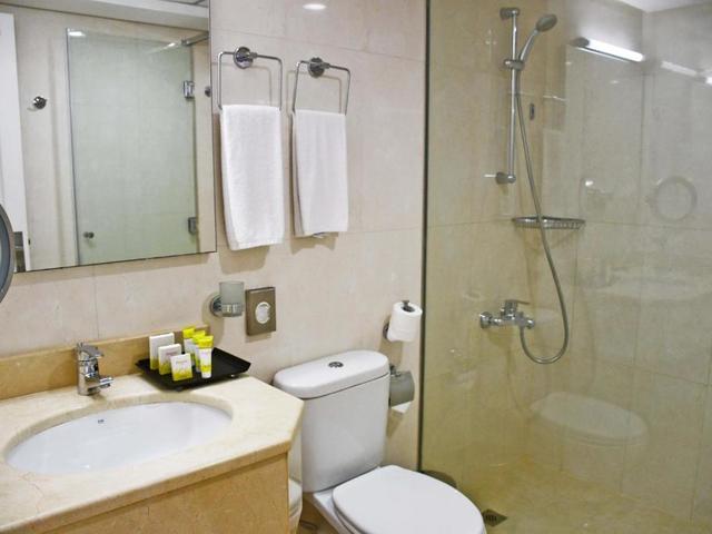 фото Ramada Hotel & Suites изображение №18