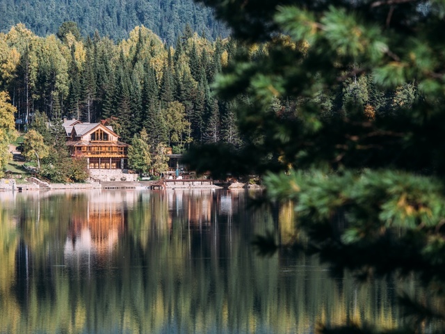 Изумрудное озеро байкал. Озеро изумрудное байкал турбаза. Снежка озеро иркутск. Теплые озера домики снять. Тёплые озёра на байкале выдрино.