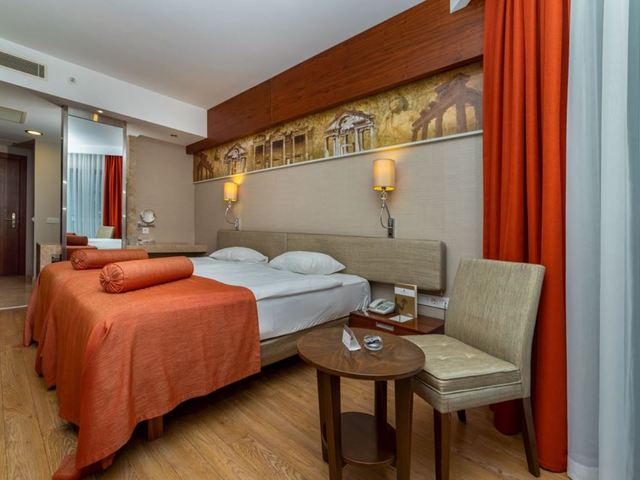 фото Commodore Elite Suites & Spa изображение №26
