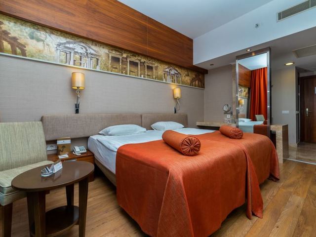 фото отеля Commodore Elite Suites & Spa изображение №29