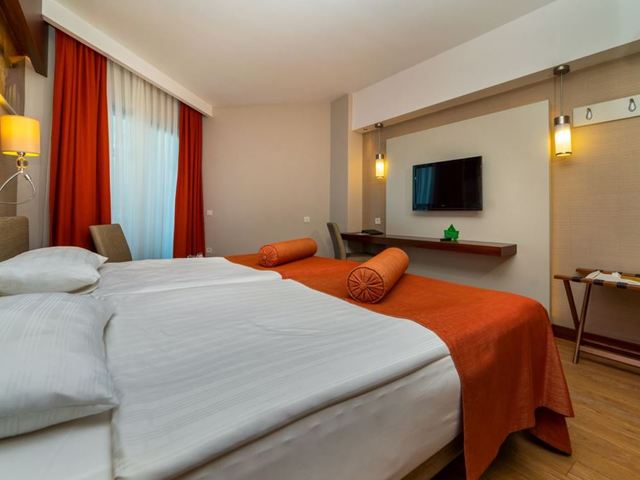 фотографии отеля Commodore Elite Suites & Spa изображение №27
