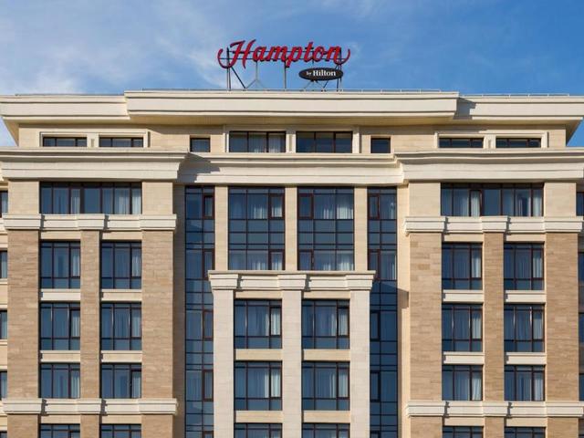 Hampton By Hilton Triumphal Arch