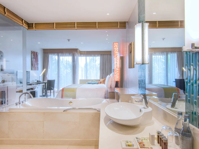 фото Renaissance Phuket Resort & Spa изображение №34