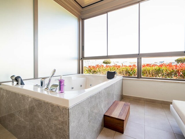 фото отеля Commodore Elite Suites & Spa изображение №25