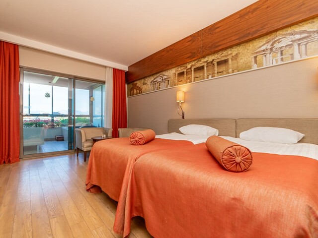 фотографии отеля Commodore Elite Suites & Spa изображение №23