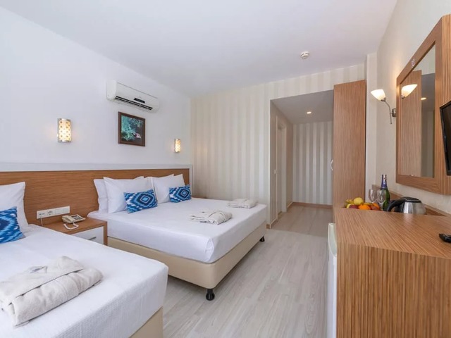 фото A Hotel Side изображение №2