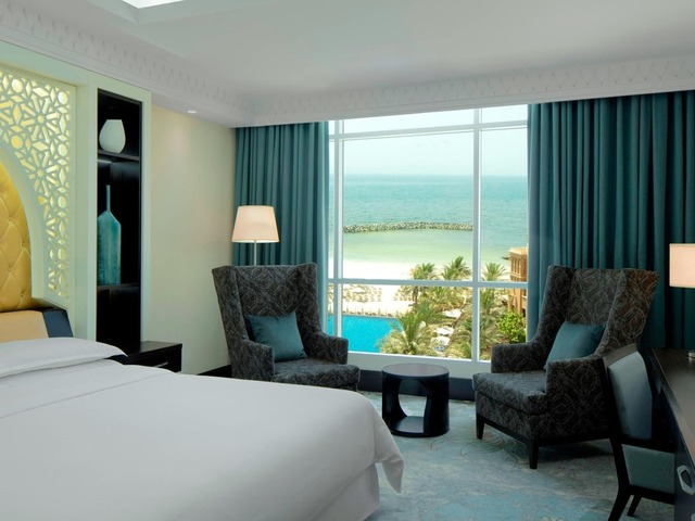 фото Sheraton Sharjah Beach Resort & Spa изображение №2