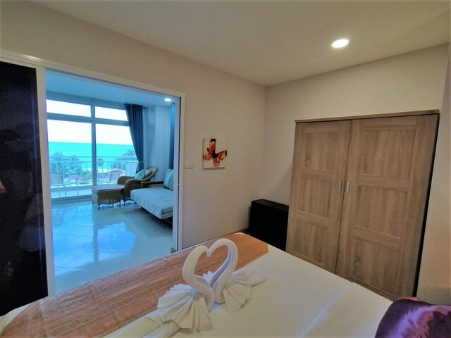 фото отеля 9B Spacious Sea View Apartment Karon Beach Front изображение №13