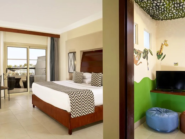 фото Coral Sea Holiday Resort (ex. Coral Sea Holiday Village Resort) изображение №10