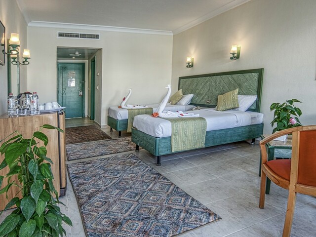 фотографии отеля Falcon Hills изображение №3