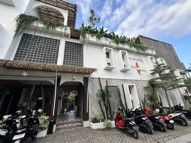 http://Roomates%20Surf%20Camp%20Canggu