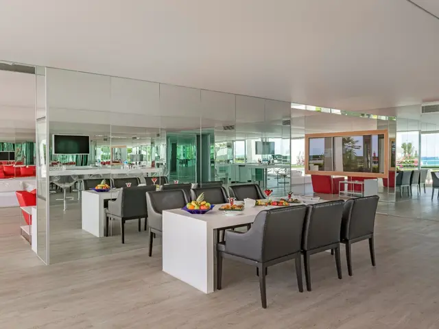 фото Adam & Eve изображение №10