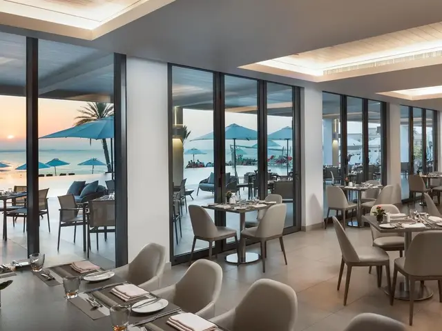 фотографии отеля Crowne Plaza Muscat By IHG изображение №7