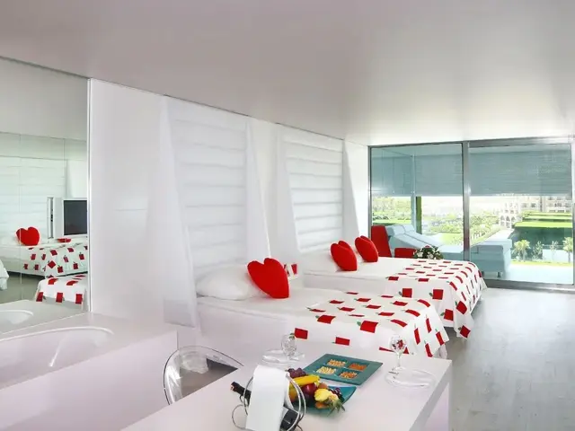 фото Adam & Eve изображение №2