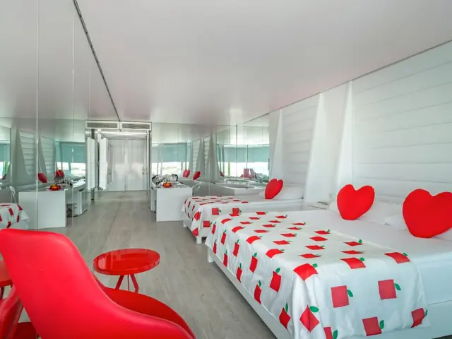 фото отеля Adam & Eve изображение №5